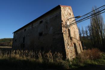 Jihozápadní nároží tvrze (© Petr Nožička 11/2018)
