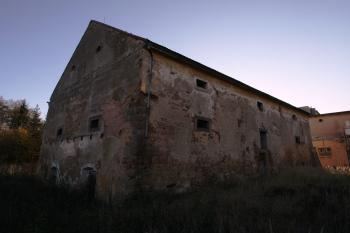 Severozápadní nároží tvrze (© Petr Nožička 11/2018)