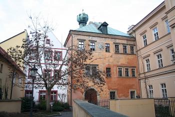 Dvůr "Kalichu", vpravo škola na Máchových schodech (© Ivan Grisa, 11/2008)