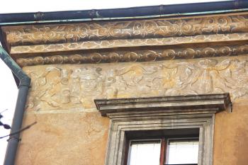 detail výzdoby římsy a horního patra (© Karel Husák, 12/2008)