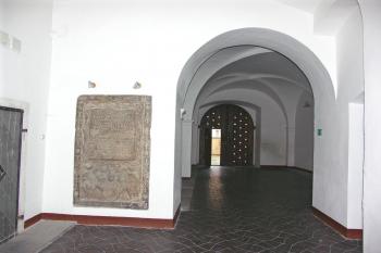 mázhaus v přízemí (© Karel Husák, 12/2008)