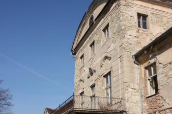 Západní průčelí středního risalitu od jihu ( © Ivan Grisa 03/2010)