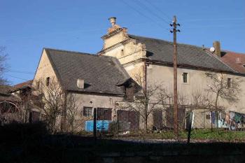 Renesanční štít hospodářského objektu (© Ivan Grisa, 01/2005)