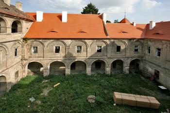 Nádvoří ( © Luděk Pitter 09/2006)