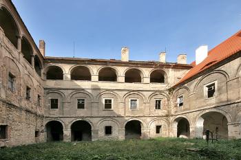 Nádvoří ( © Luděk Pitter 09/2006)