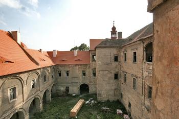 Nádvoří ( © Luděk Pitter 09/2006)