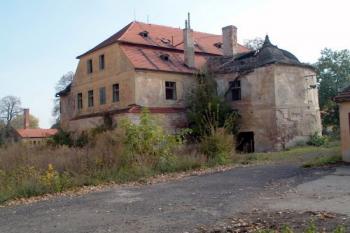 starý zámek od přístupové cesty (2003 © Václav Hodek)