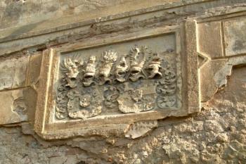 reliéf na zdi starého zámku s aliančním erbem Albrechta Šlika († 1556) a jeho ženy Alžběty Ungnadové ze Suneka (2003 ©Václav Hodek)