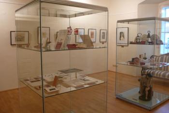 Expozice Galerie umění, část – grafická, ilustrátorská a sběratelská činnost L. Jiřincové (© Pavel Muchka, 08/2008)
