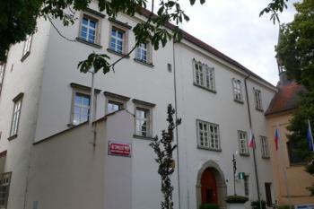 Chvalský zámek. Na fasádě objektu je možno spatřit zachovalé gotické klíčové střílny (© Pavel Muchka, 08/2008)