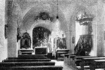 pohled do presbytáře na počátku 20. století (© Antonín Podlaha: Posvátná místa království Českého; Díl 1. Vikariáty: Českobrodský, Černokostelecký, Mnichovický a Prosecký, Dědictví sv. Jana Nepomuckého, Praha 1907)