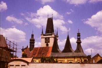 Střechy kostela a horní část městské věže z jesuitského kostela ( © Ivan Grisa 06/1991)