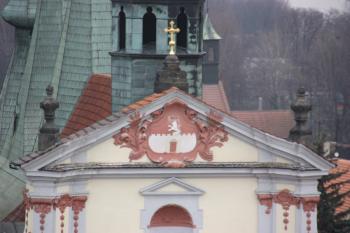 Tympanon západního průčelí s městským znakem ( © Ivan Grisa 04/2010)