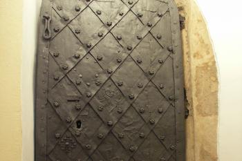 první gotické dveře do přízemí věže (© Karel Husák, 09/2010)