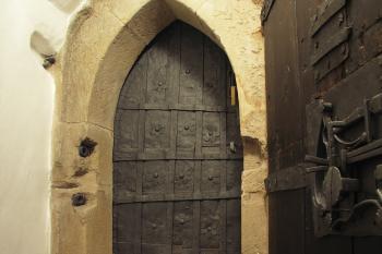 první gotický portál s dvojitými gotickými  dveřmi (© Karel Husák, 09/2010)