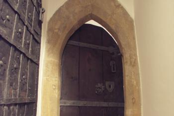 druhý gotický portál s dveřmi do přízemí věže (© Karel Husák, 09/2010)