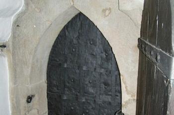 druhé gotické dveře do přízemí věže (© Karel Husák 06/2004)