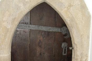 třetí gotické dveře do přízemí věže (© Karel Husák 06/2004)