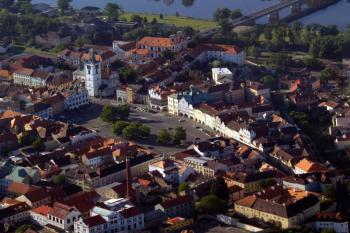 Litoměřice, náměstí s městskou věží - letecký snímek ( © Radovan Smokoň 06/2006)