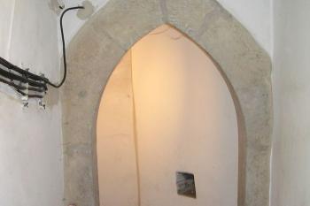 gotický portál v patře věže (© Karel Husák, 03/2008)