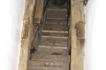 vstup na dřevěné schody (© Karel Husák, 03/2008)