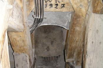 vstup na dřevěné schody, vnitřní strana (© Karel Husák, 03/2008)