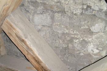 dřevěné trámy, schody a zdivo věže (© Karel Husák, 03/2008)