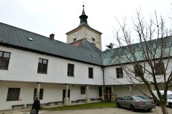 první nádvoří poznamenané mladšími účelovými zásahy ( © Jan P. Štěpánek 12/2011)