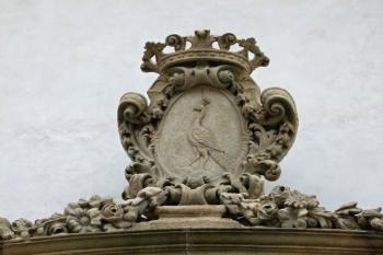 erbovní kartuše Petřvaldských ve vrcholu Neptunovy fontány ( © Jan P. Štěpánek 12/2011)