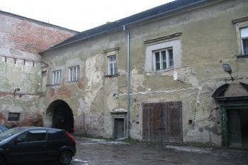 zdevastované vnitřní nádvoří, sv.křídlo (© D Dohňanský, 01/2016)