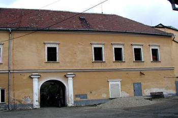 vstupní průčelí západního křídla ( © Pavel Zany Komárek 5.4.2003)