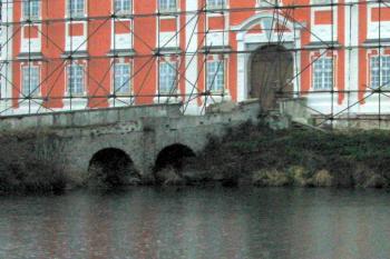 přístup k zámku po kamenném mostě (© D Dohňanský, 12/2014)