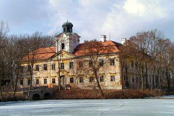 pohled od východu přes hladinu rybníku ( © Pavel Zany Komárek 8.3.2003)