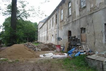 zámek se v současné době opravuje,toto je jeho východní strana (© D Dohňanský, 07/2014)