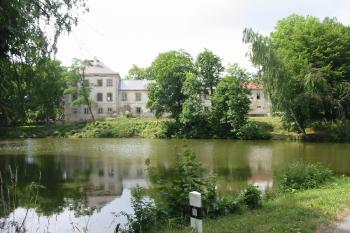 pohled od zámeckého rybníku na vých. straně (© D Dohňanský, 07/2014)