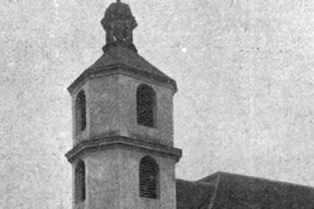 zámecká kaple na počátku 20. století (© Antonín Podlaha: Posvátná místa království Českého; Díl 1. Vikariáty: Českobrodský, Černokostelecký, Mnichovický a Prosecký, Dědictví sv. Jana Nepomuckého, Praha 1907)