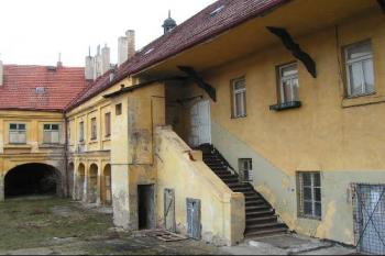 Pohled z dvora ( © Petr Turyna 02/2004)