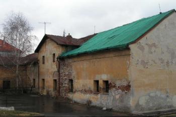 budovy dvora ( © Petr Turyna 02/2004)