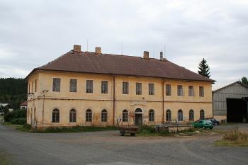 Obytná budova panského dvora u hrobky - pohled z nádvoří (© Ivan Grisa, 08/2008)
