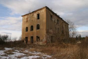 Celkový pohled na rozpadající se zámek (© Filip Matoušek 02/2004)