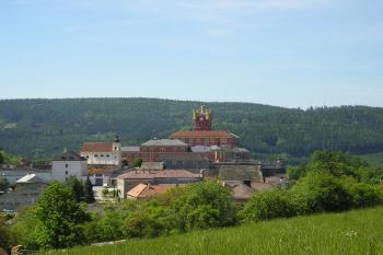 pohled na hrad ze stráně nad vesnicí (© de ardoise 05/2005)