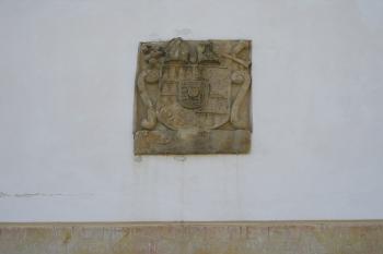 erb na zdi u vstupu do hradního areálu (© de ardoise 05/2005)