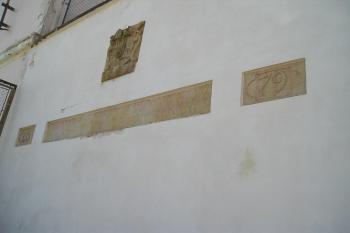 erb s nápisem a datem 1679 na vstupní zdi (© de ardoise 05/2005)