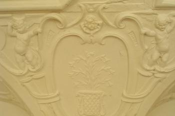 detail štukové výzdoby v sále (© de ardoise 05/2005)