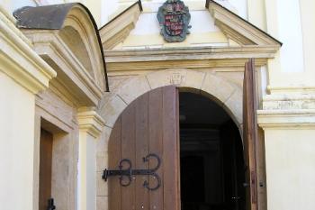 vstupní portál kostela (© de ardoise 05/2005)