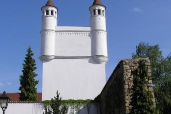 Pohled od severozápadu na čelo jihozápadního křídla s dochovanými věžičkami a atikou ( © Jan P. Štěpánek 05/2007)