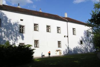 Jihozápadní fasáda zámku ( © Jan P. Štěpánek 05/2007)