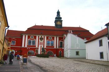 Pohled na zámek z náměstí ( © Pavel Vítek 04/2006)