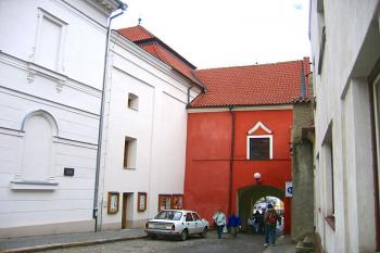Průchod zámkem na náměstí, vlevo budova divadla ( © Pavel Vítek 04/2006)