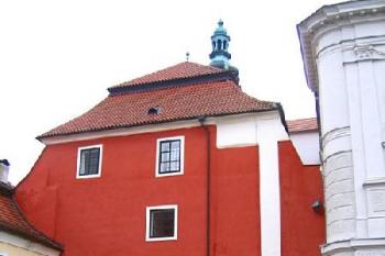 Zámek, v pravo budova divadla ( © Pavel Vítek 04/2006)
